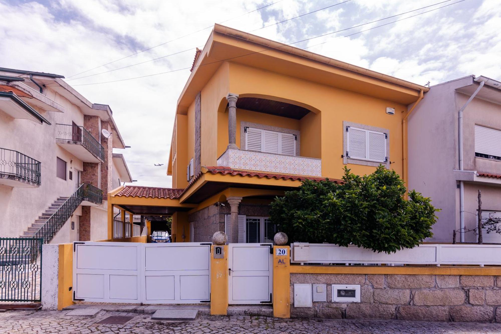 Perafita Yellow House - Ecohost Dış mekan fotoğraf